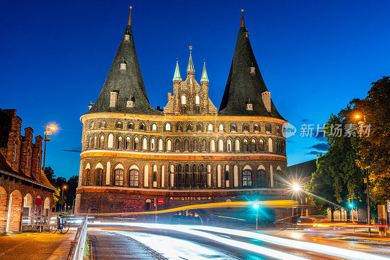 Holstentor Lübeck在夜间德国Holsten Gate Luebeck